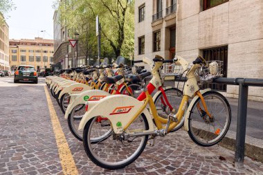 MILAN, İtalya - 17 Nisan 2018. Sant Erasmo Meydanı 'ndaki bisiklet limanı. Bisiklet paylaşım servisi. Milano şehri, Lombardiya bölgesi, İtalya, Avrupa.
