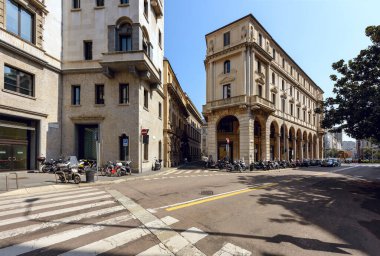 MILAN, İtalya - 17 Nisan 2018. Eski kentin tarihi binaları Largo Raffaele Mattioli caddesinden görülmektedir. Milano şehri, Lombardiya bölgesi, İtalya, Avrupa.
