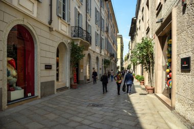 MILAN, İtalya - 17 Nisan 2018. Tarihsel merkez. Via Della Spiga 'daki yaya alışveriş caddesinin manzarası. Moda dörtgeninin bir parçası. Milano şehri, Lombardiya bölgesi, İtalya, Avrupa.