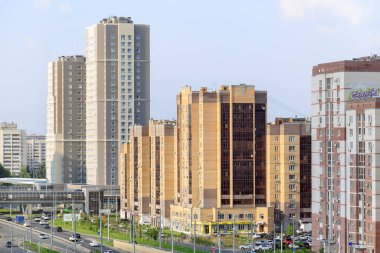 KAZAN, Rusya - Ağustos 06, 2020. Riviera kompleksi yakınlarındaki dönme dolaptan Fatima Amirkhan caddesindeki yeni yüksek binalar görülüyor. Novo-Savinovskiy distict, Kazan, Tataristan, Rusya.