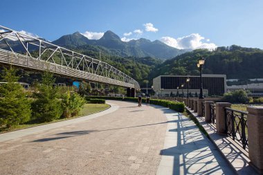 ESTOSADOK, Rusya - 26 Ağustos 2020. Gazprom kayak merkezi yakınlarındaki Mzymta nehri üzerindeki boru hattı köprüsü ve elektrik santralinin görüntüsü. Estosadok Köyü, Soçi Adler Bölgesi, Rusya.