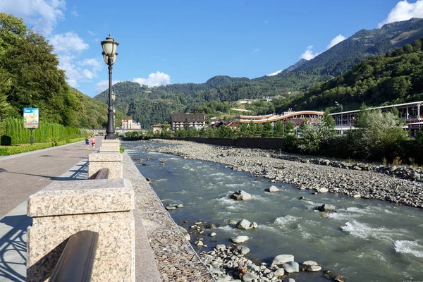 ESTOSADOK, Rusya - 26 Ağustos 2020. Krasnaya Polyana taşıma merkezi. Mzymta nehrinin kıyısındaki Rosa Khutor tren istasyonunun manzarası. Estosadok Köyü, Soçi Adler Bölgesi, Rusya.