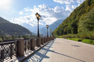 ESTOSADOK, Rusya - 26 Ağustos 2020. Rosa Khutor Alpine Resort yakınlarındaki Mzymta nehrinin seti. Estosadok Köyü, Soçi Adler Bölgesi, Rusya.