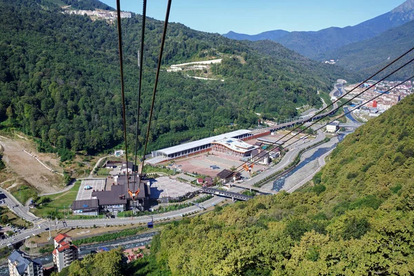 ESTOSADOK, Rusya - 27 Ağustos 2020. Kafkas dağlarındaki Gazprom kayak merkezi. Alpika 'nın alt kanalı gondoldan izleniyor. Estosadok Köyü, Soçi Adler Bölgesi, Rusya.