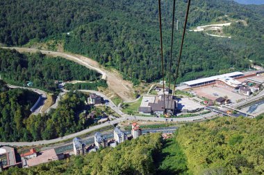 ESTOSADOK, Rusya - 27 Ağustos 2020. Kafkas dağlarındaki Gazprom kayak merkezi. Alpika 'nın alt kanalı gondoldan izleniyor. Estosadok Köyü, Soçi Adler Bölgesi, Rusya.
