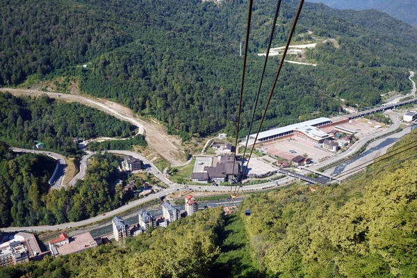 ESTOSADOK, Rusya - 27 Ağustos 2020. Kafkas dağlarındaki Gazprom kayak merkezi. Alpika 'nın alt kanalı gondoldan izleniyor. Estosadok Köyü, Soçi Adler Bölgesi, Rusya.