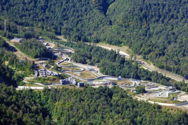 Krasnaya Polyana köyünde kızak, kızak ve iskelet izleri olan kayma merkezi. Teleferiğin görüntüsü. Soçi Adler Bölgesi, Krasnodar Krai, Rusya.