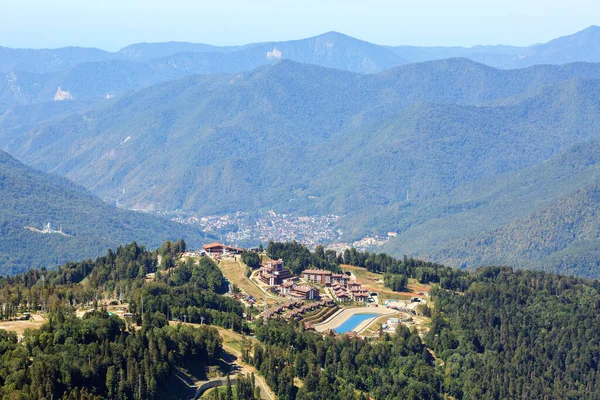 コーカサス山脈の高山リゾートの空中ビュー クラスナヤ ポリアナとエストサドクの町の近く ロシア クラスノダール地方ソチのアドラー地区 — ストック写真