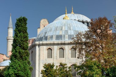 Murad III Anıtmezar ve Ayasofya Katedrali 'nin Kubbesi. İstanbul, Türkiye.