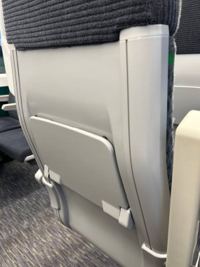 Modern Tren İçi Masa Arkasında Yolcu Koltuğu