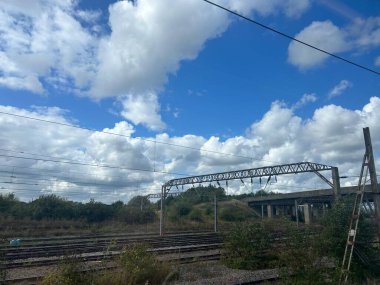 Bulutlu Gökyüzüne Karşı Kablolu Demiryolu Elektrik Altyapısı