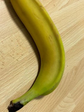 Açık Ahşap Yüzeyde Kavisli Sarı Muz, Sağlıklı Atıştırmalık Fotoğrafları İçin Taze Meyve