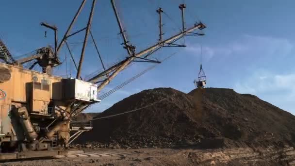 Tidsinställd av SLÄPLINA grävmaskin lastning malm. — Stockvideo