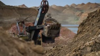 Bu alan buaxite, alüminyum ve diğer mineraller için mayınlı. Açık döküm. Benim işletim. Boksit ocağı geceleri.