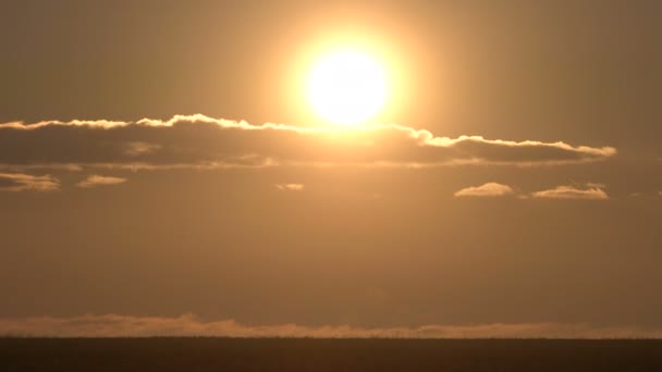 Erstaunliche Sonne aufgeht durch treibende Wolken. — Stockvideo