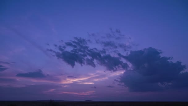 Erstaunliche scharlachrote Sonnenuntergang in Wolken. — Stockvideo