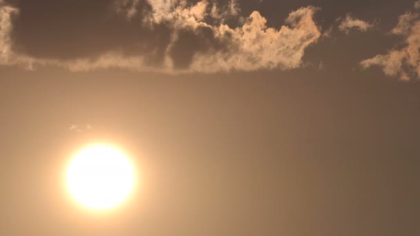 Bulutlar sürüklenen aracılığıyla şaşırtıcı güneş yükseliyor. — Stok video