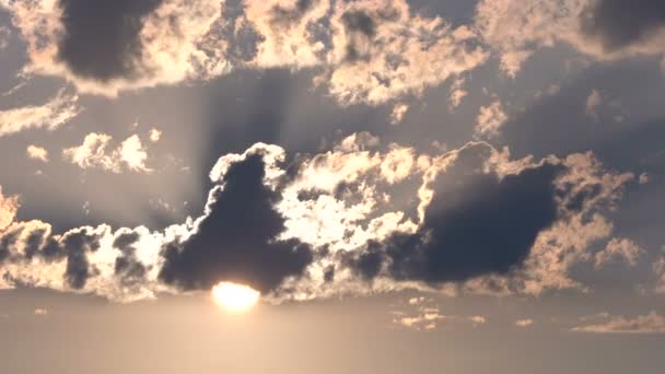 在飘云中升起的惊人的太阳. — 图库视频影像
