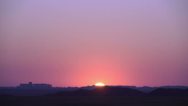 Atemberaubender Sonnenaufgang über dem Industriegebiet. — Stockvideo