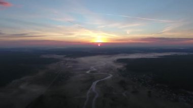Havadan görünümü. Panoramik yaz sabah manzara. Nehir, nehir, ağaçlar ve inanılmaz güneş alanıyla Barajı ile güzel manzara. Sabah sis.
