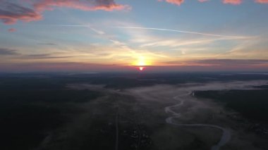 Havadan görünümü. Panoramik yaz sabah manzara. Nehir, nehir, ağaçlar ve inanılmaz güneş alanıyla Barajı ile güzel manzara. Sabah sis.