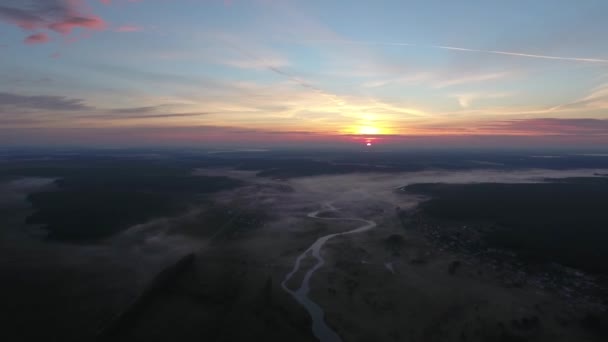 Luftaufnahme. panoramische Sommermorgen-Landschaft. die malerische Landschaft mit Fluss, Damm am Fluss, Bäumen und Feld mit unglaublicher Sonne. Morgennebel. — Stockvideo