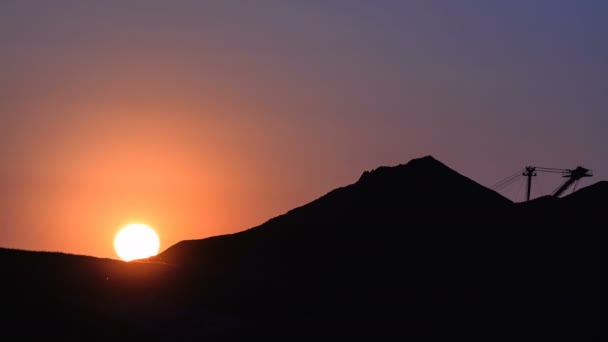Екскаватор Dragline завантажує руду на заході сонця. Проміжок часу . — стокове відео