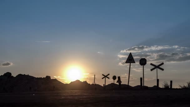 Järnvägen passerar i bauxit mine på solnedgången. — Stockvideo