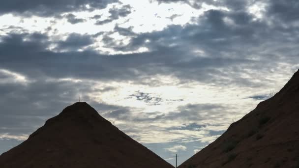 Schöne Haufenwolken am blauen Himmel, die sich über sandige Hügel in Form ägyptischer Pyramiden bewegen. — Stockvideo