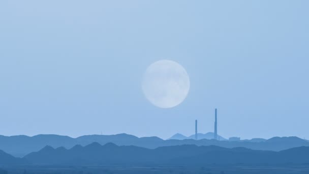 Super moon på bakgrunden av gruvdrift produktion. — Stockvideo