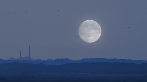 Супер Місяць на тлі гірничого виробництва . — стокове відео