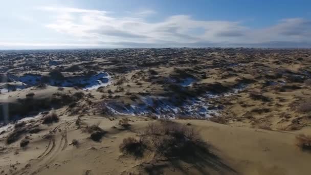 Aerial view of three suvs moving through the snow-covered desert in winter. Western Kazakhstan, Mangyshlak Peninsula. — Stock Video
