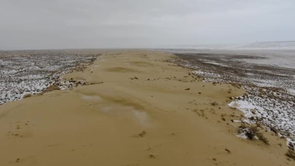 Incredibile vista aerea di montagne sabbiose innevate nel Kazakistan occidentale, penisola di Mangyshlak. Deserto nella neve . — Video Stock