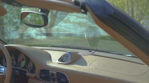 Luxusní auto kabriolet interiér pohled s bílou kůží. — Stock video