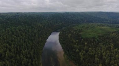 Güzel sonbahar Nehri üzerinde uçan. Ural, Rusya Federasyonu.
