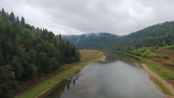 La Jeep longe la rivière. La montagne. Forest. Oural .
