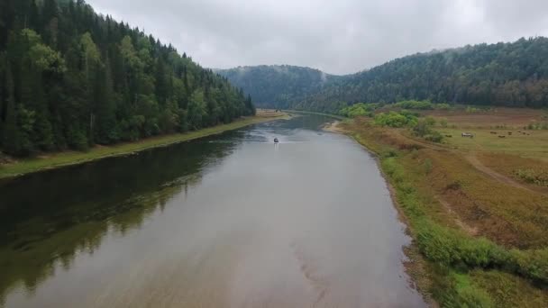 La Jeep longe la rivière. La montagne. Forest. Oural . — Video