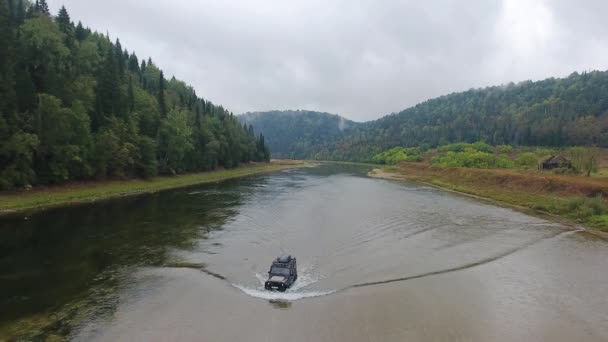 Jeep jezdí na řeku. Hora. Les. Ural. — Stock video