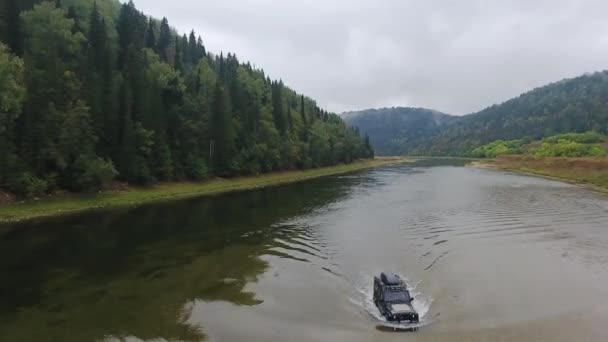 Jeep monta o rio. Montanha. Floresta. Ural. . — Vídeo de Stock