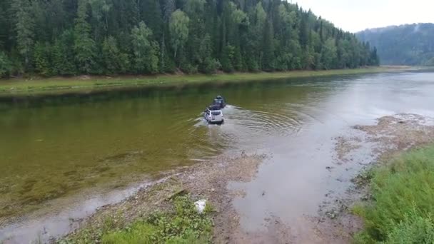 Jeep jeździ rzeki. Góry. Lasu. Ural. — Wideo stockowe