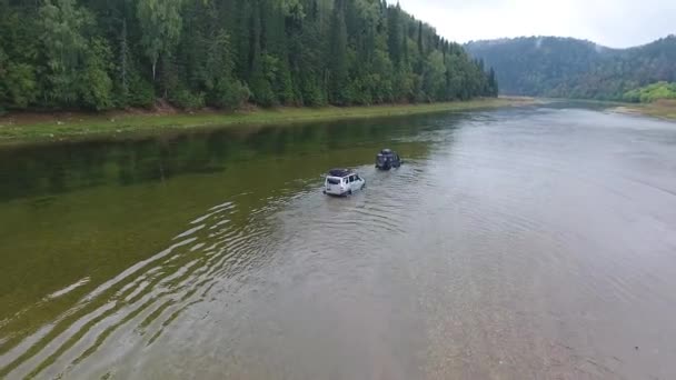 Jeep jeździ rzeki. Góry. Lasu. Ural. — Wideo stockowe