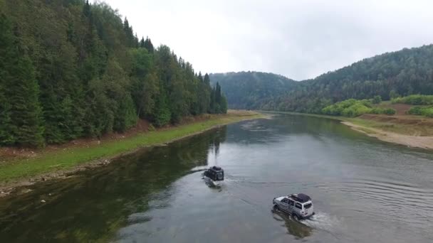 Jeep jeździ rzeki. Góry. Lasu. Ural. — Wideo stockowe