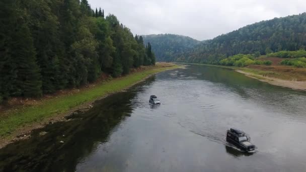 Jeep monta o rio. Montanha. Floresta. Ural. . — Vídeo de Stock