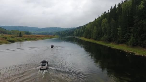 Jeep Monta Rio Voando Sobre Belo Rio Outono Ural Rússia — Vídeo de Stock