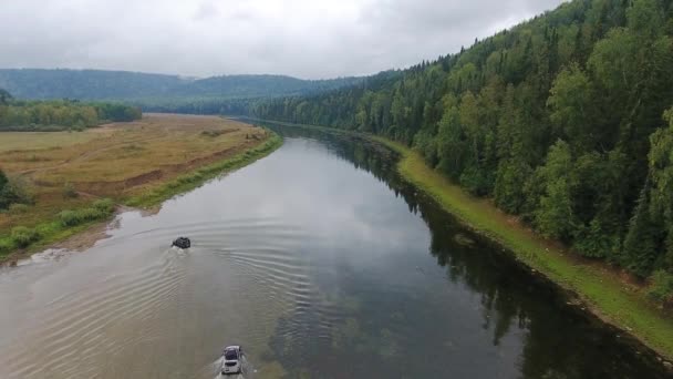 Jeep cavalca il fiume. Montagna. Foresta. Urali . — Video Stock