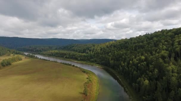 Flying over the beautiful autumn River. Ural, Russia. — Stock Video