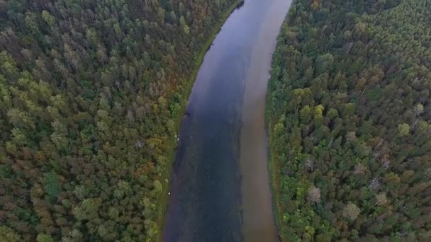 Vliegen over de prachtige herfst rivier. Oeral, Rusland. — Stockvideo