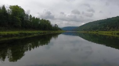 Güzel sonbahar Nehri üzerinde uçan. Ural, Rusya Federasyonu.
