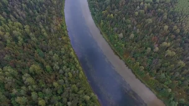 Flygande över den vackra hösten River. Ural, Ryssland. — Stockvideo