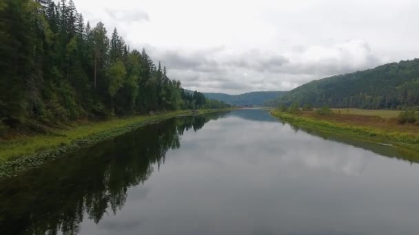 Survoler la belle rivière d'automne. Oural, Russie .